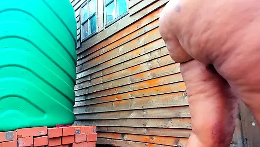 Açık havada büyük parmaklıyor ve son derece yakın çekim fışkırtıyor! Şimdi fap-house'da tam video alın