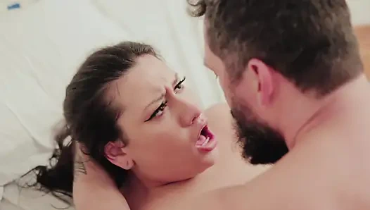 Agatha Ludovino adalah BBW nakal yang suka mengisap penisku.