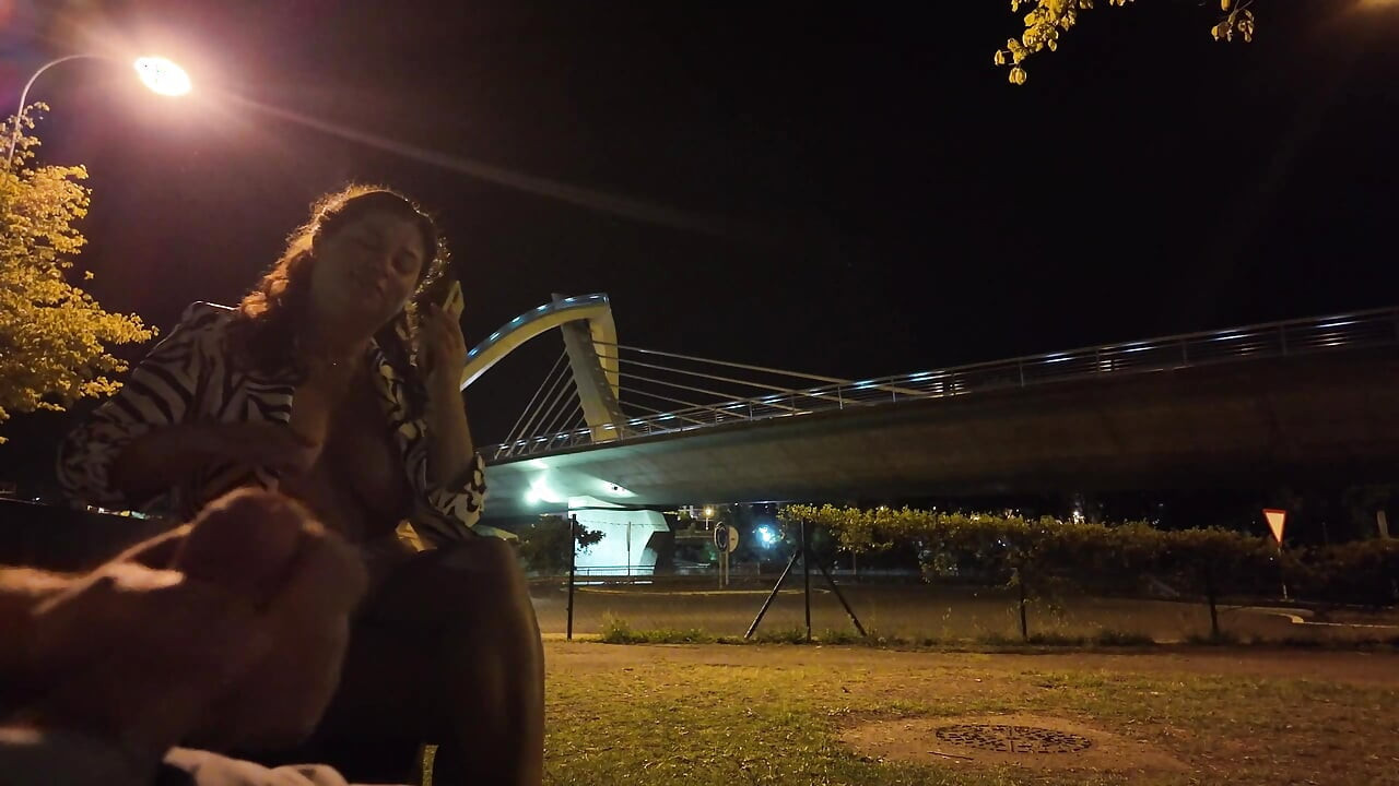 一个暴露狂当场来到一个婊子。她不知道如何处理他。
