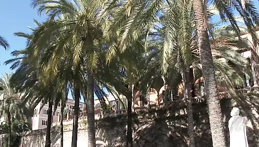 Genç memeli Rus genç kız için açık havada, havuzda sikiş