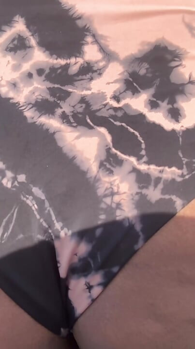 عملاقة سوداء ناضجة تجلس في الخارج