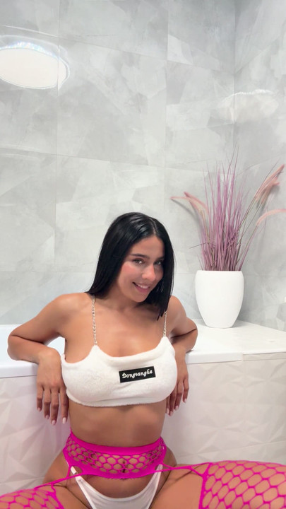 大きな曲線、柔らかい肌、そして容赦ゼロ、すべてOFで―最初の50人は無料で手に入る。