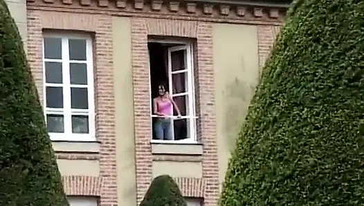 Шаловливые лесбиянки из Франции играют с игрушкой