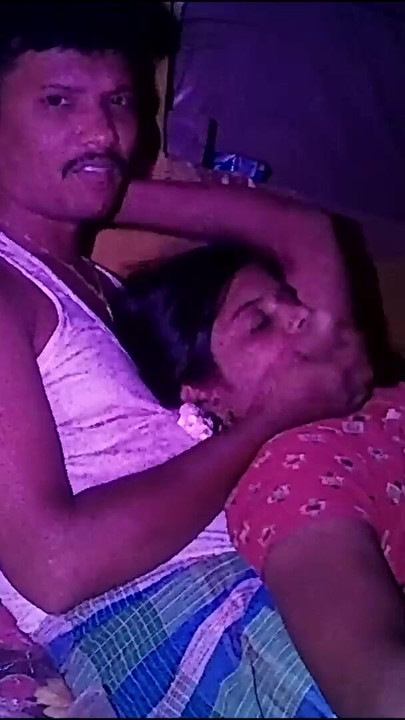 Moment cheie din "Soția indiană de acasă cu țâțe apăsând și mișcare romantică"