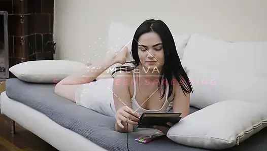 Бритая тинка раздвигает ноги
