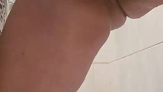 Tante semok kulit putih dengan toket besar lagi asik cukur bulu jembutku