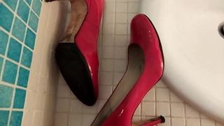 Giày cao gót màu đỏ của salon Creaming neigbour