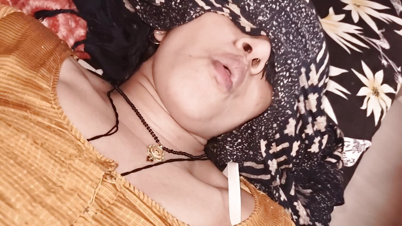 Hermanastro se folló a su hermanastra y sacó su jugo de coño, video de sexo hindi sin cortar hd