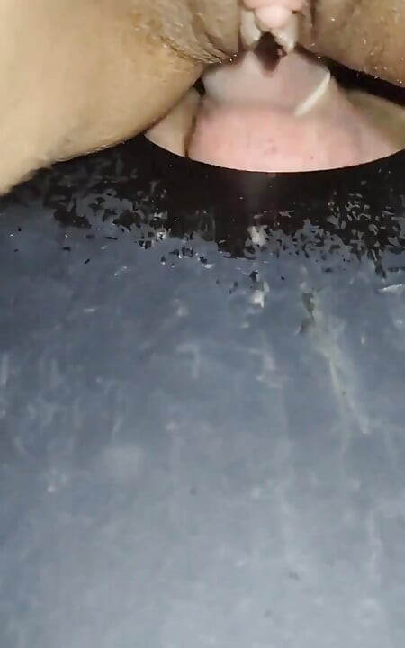 Eu fodi duro no Gloryhole enquanto o corno filmava
