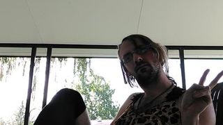 Sissy im Leopardenkleid masturbiert draußen