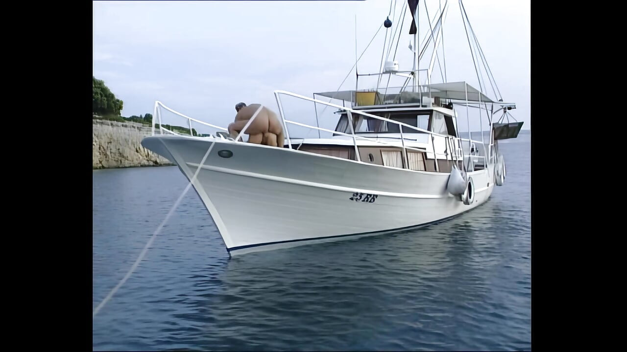 섹스하기 전에 친구의 자지를 빨아주는 발정난 갈색 머리