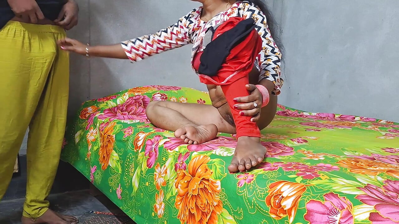 Cewek itu lagi fingering memeknya tapi nggak enak, topinya nggak sampai ke memeknya, dan dia minta tolong sama mantan suaminya.