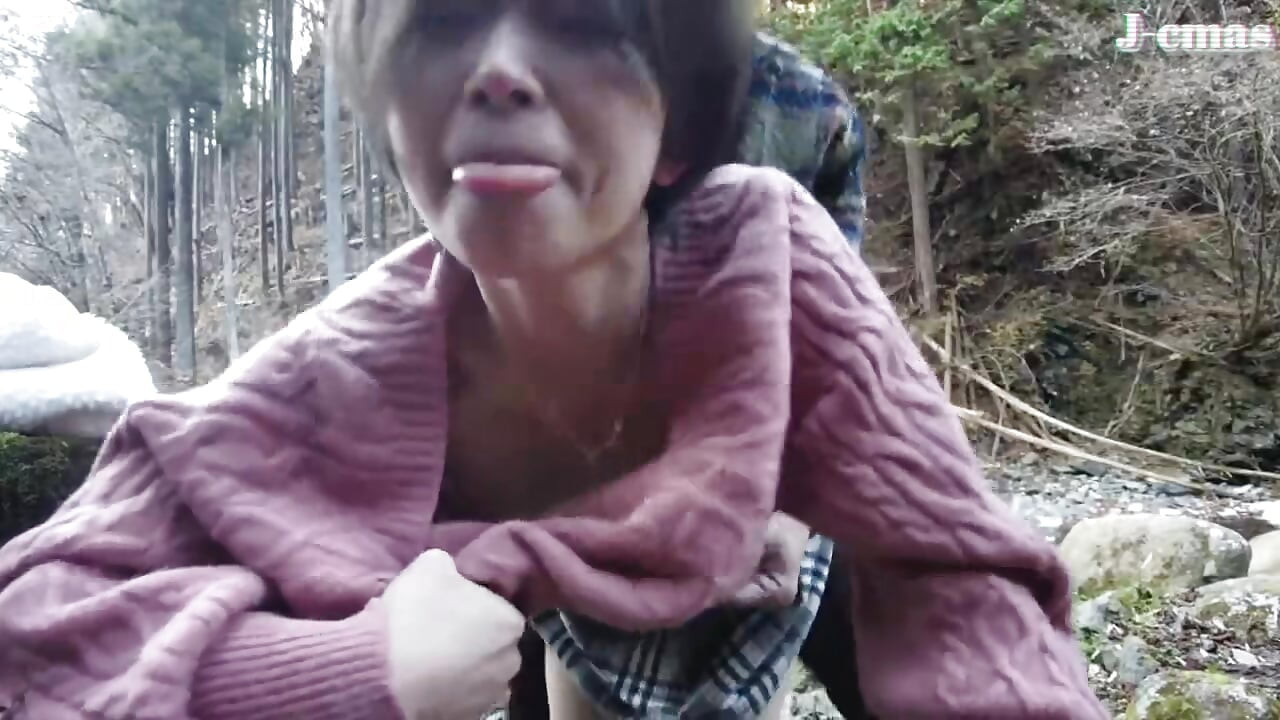 O frumusețe îndrăzneață îmbrățișează aer liber și lasă o urmă caldă în cazul în care pasiunea revunde prima jumătate - C