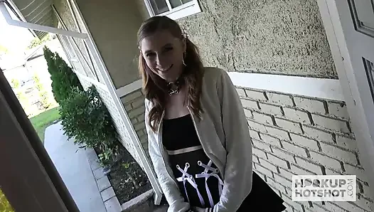 Zierliche blondine Ava Parker stöhnt von ihren ersten anal erfahrungen