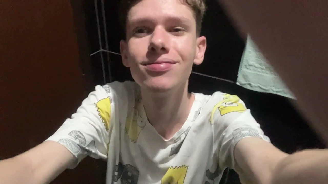 Skinny twink showirng full naked showing his bubble but and big dick,Kedoimath
