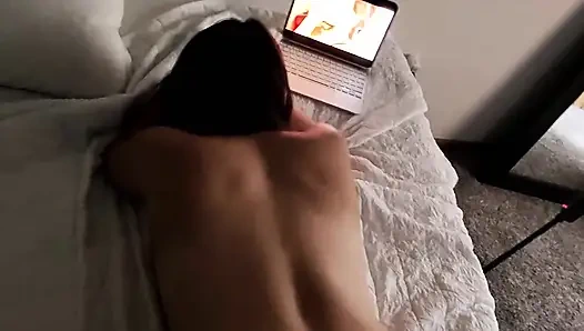 Жена снимает себя на видео с другим мужчиной и показывает