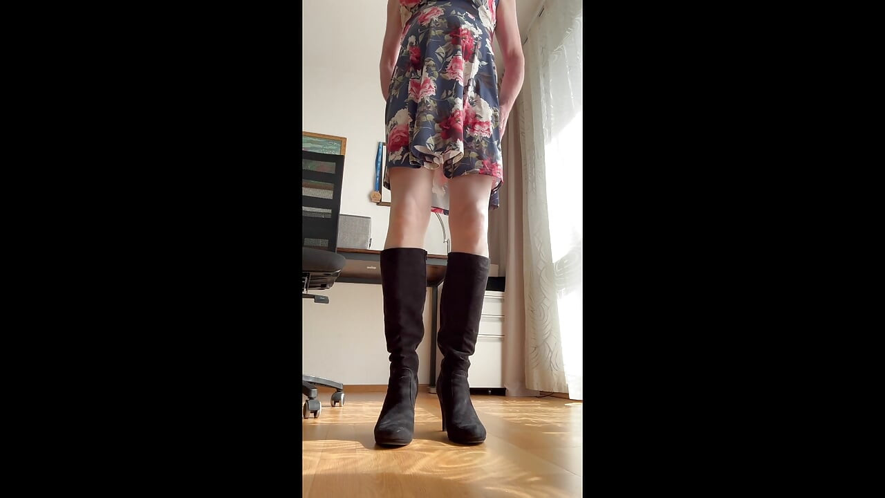 Be a voyeur and watch me sharpen