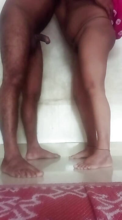 Seks bhabhi India dengan pacarnya di kamar