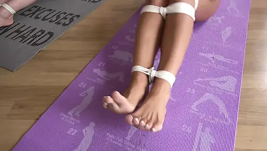 Alina dan latina di: kelas yoga berubah menjadi kesulitan terikat! Sekarang gadis-gadis cantik diikat dan disumpal dengan ketat! Aku akan melakukan ini.