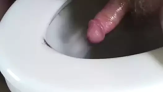 Banyoda doğal ışıkla mastürbasyon yapıyor