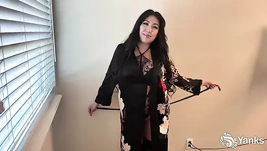 Laci aioki si cewek sange asia lagi asik muasin memeknya pakai mainan seks favoritnya