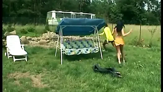 Eine wunderschöne und schamlose brünette wird im freien geknallt