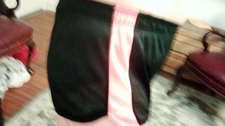 Rick Wimmer usando shorts de corrida para meninas