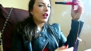 煙フェチの女王alexxxyaによるパイプ喫煙