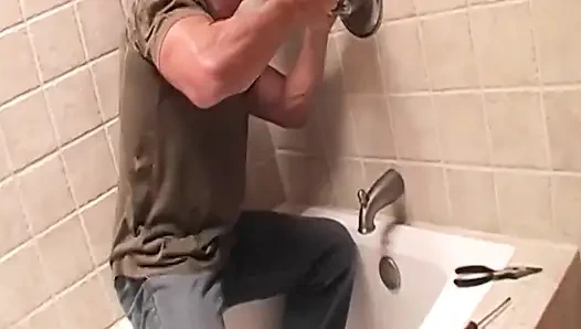 Vollbusige blonde MILf fingert tropfende muschi beim schwanzlutschen