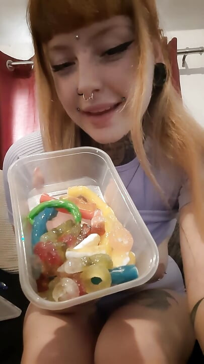 स्वामिनी प्यारी व्यवहार करती है और थूकती है