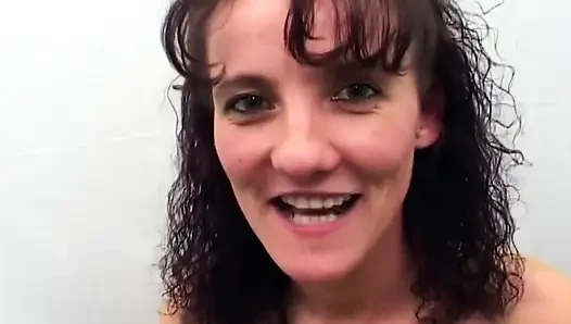 Brunette menggoda memek dengan pompa lalu mengambil dildo dan kontol