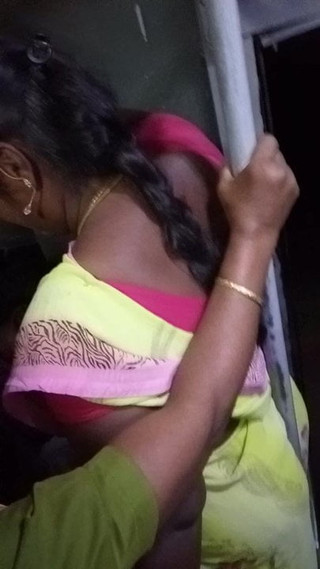 Tamil hete tante kont in de bus