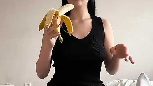 Bananen-nachtisch vor einem langen, saftigen blowjob