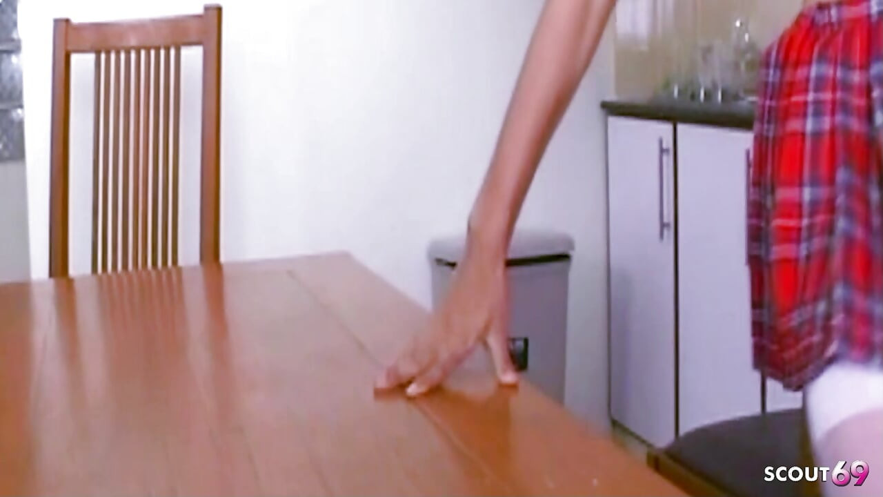 Mahasiswi kurus asia dientot habis-habisan di meja makan