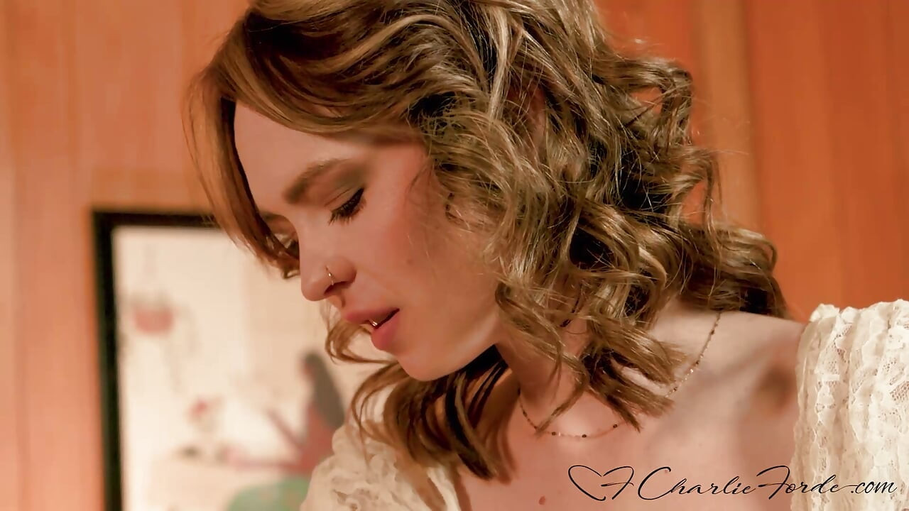 Hermosa Lilly Bell empuja toda la mano hasta el interior del coño mojado de Charlie Forde