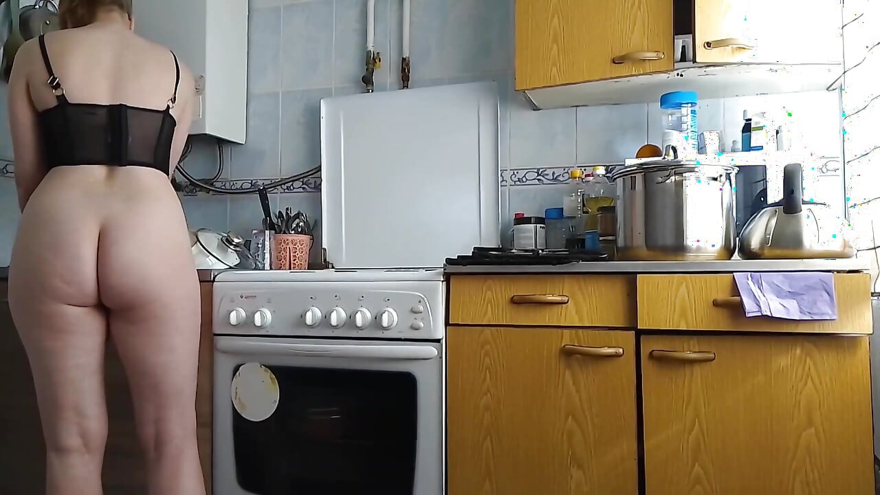 Quiero el culo de la madrastra de mi amiga, me encanta cuando cocina en la cocina