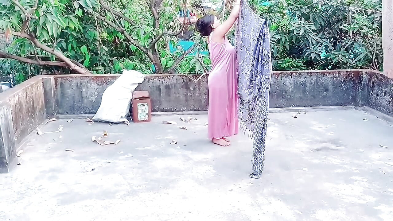 Antes do casamento, uma rapariga ligou a um rapaz e ensinou-lhe como fazer sexo.