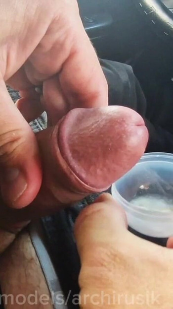 고속도로의 크루즈에서, 낯선 사람이 차에 타고, 고속도로에서, 유리에 정자를 부어 | 클립 1