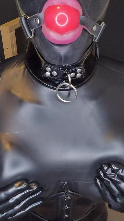 Jessica Doll戴着手套滑行, 准备爬上她的捆绑SM椅子