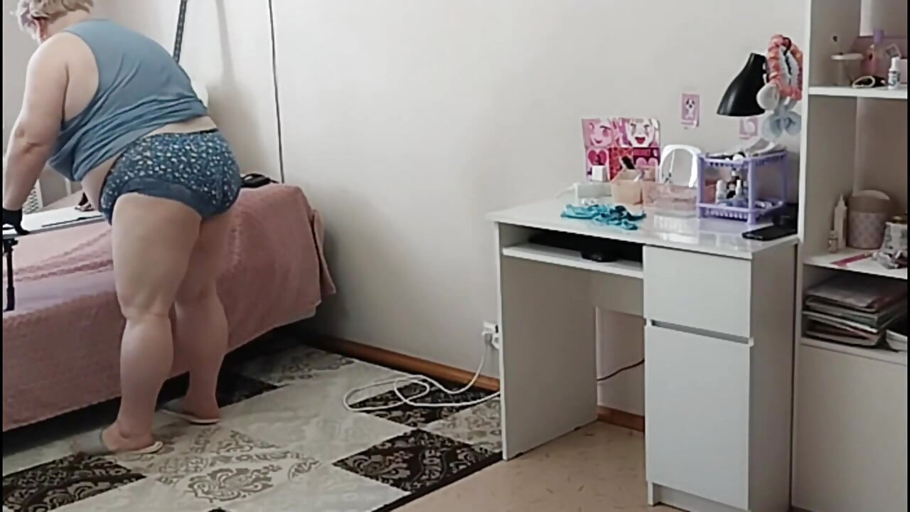 Jag spionerade på min svärmor och hur hon städade upp rummet naken