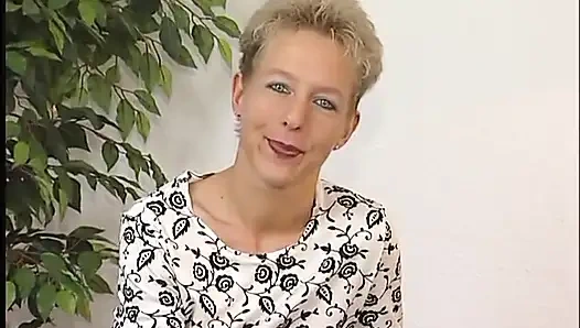 Kısa saçlı sarışın bebek oyuncu seçmelerinde amcığıyla mastürbasyon yapıyor