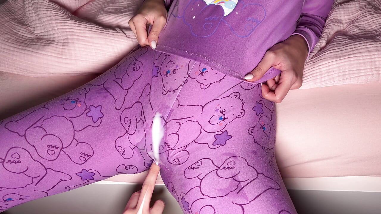 Sora vitregă excitată vrea să i se rupă pantalonii și să-i fie futută pizda strâmtă