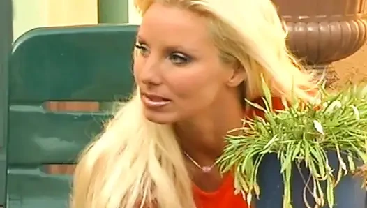 Киску крошки-блондинки поглотили и трахнули пальцами до трясуающегося оргазма