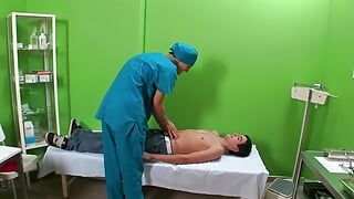 Sexo anal intenso en el consultorio de un médico cachondo