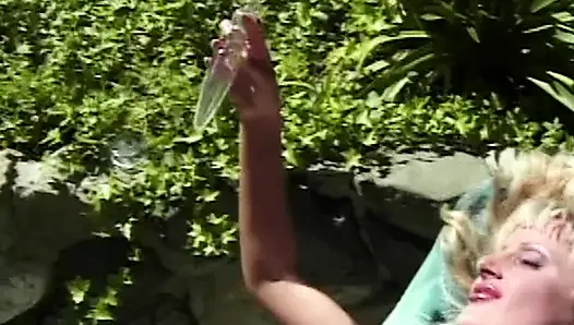Blonde Schönheit masturbiert am Pool