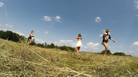 Sem calcinha sem sutiã - meninas jogam vôlei ao ar livre na natureza para mostrar peitos e xoxotas em um dia de verão