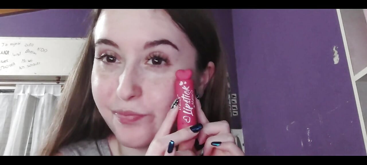 Rosa lippenstift vor dem verlassen des hauses