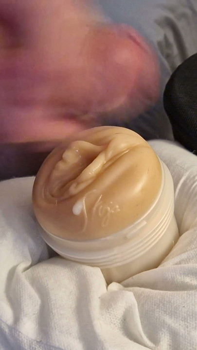 Grande pau branco fodendo até gozar dentro e sobre fleshlight (gozada interna ejaculação amarrada | Clipe 1