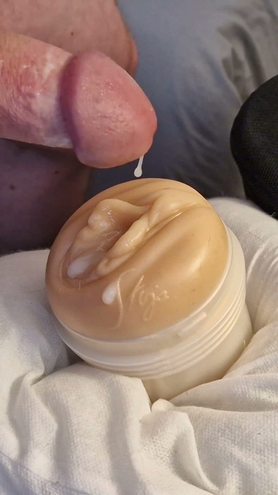 Grande pau branco fodendo até gozar dentro e sobre fleshlight (gozada interna ejaculação amarrada | Clipe 1
