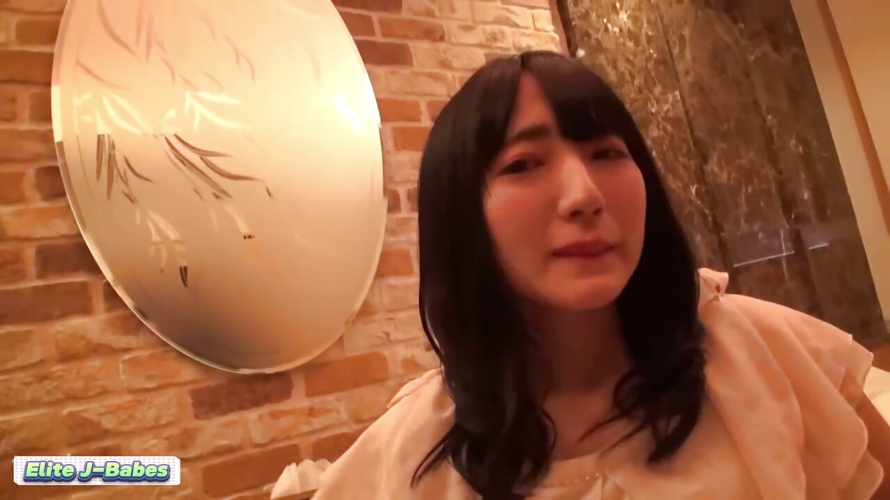 彼氏と通話中、彼女は中出しを懇願する。フェラチオ、顔の精液が気分が良くなる
